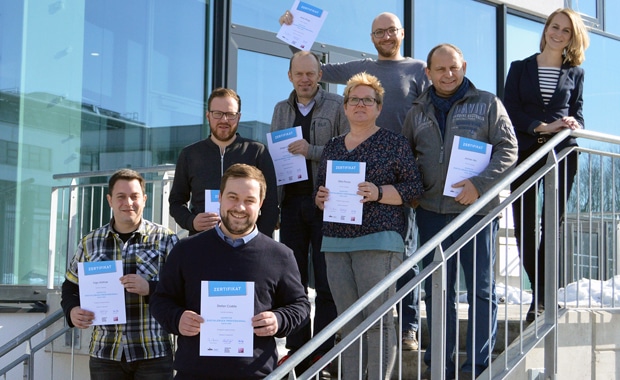 Zertifikatsübergabe am 24. Februar 2018 in Aschheim bei München: Celina Sievers (VDM Nord-West, oben rechts) und die sieben Absolventen „Geprüfter Digitaldruck Professional“.