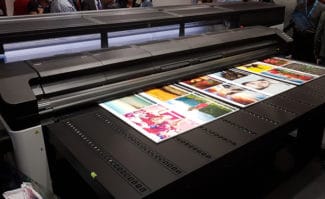 Mit dem R2000 bringt HP den Druck mit Latex-Tinten auch auf starre Medien. Das neue Drucksystem feiert seine Premiere auf der Fespa 2018 in Berlin, die noch bis morgen stattfindet.