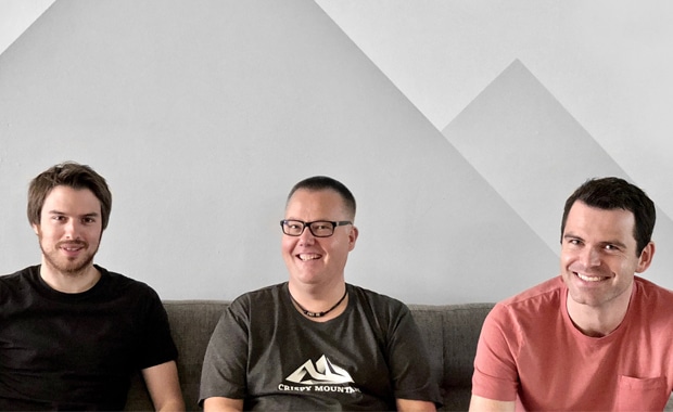Die Crispy Mountain-Geschäftsführer Christian Weyer (links) und Matthias Prinz (rechts) freuen sich über Sebastian Krüger als neuen Vertriebsleiter für ihr Management Informationssystem Keyline.
