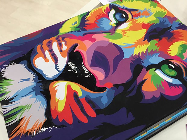 Dscoop 2018 – Druckprodukte: Farbenfroher Löwe