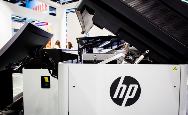 Bei der Kuss Medienproduktion verstärkt der Hybriddrucker HP Latex R2000 die Druckproduktion.