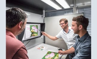 Druckindustrie: Softproof-Farbabmusterung bei Prinovis in Nürnberg unter LED-Normlicht von Just.
