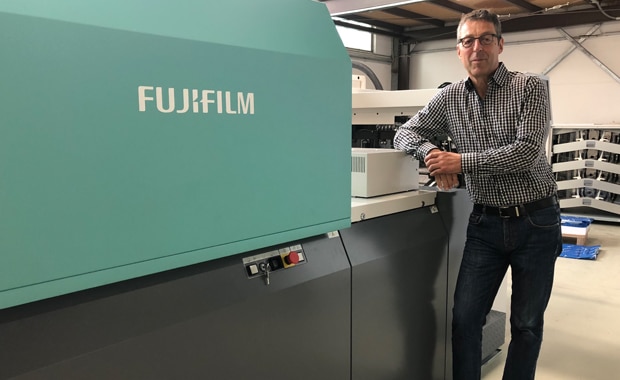 Gerhard Worch, Geschäftsführer von KL Druck, vor der neuen Fujifilm Jet Press 720S.