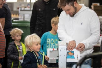 Am Ende wird das Mal- und Bastelheft noch geheftet.