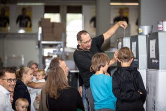 Drucker Marcel erklärt die Druckmaschine »live und in Farbe«.