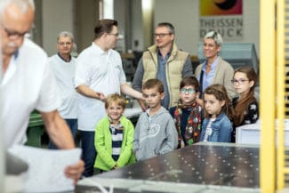 An der Schneidemaschine wird der gedruckte Bogen zugeschnitten.