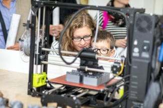 Einige sehen zum ersten mal einen 3D-Drucker.