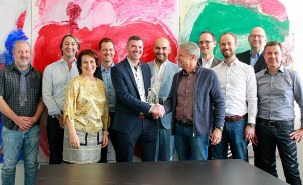 Druckindustrie: Meyle+Müller-Chef Eugen Müller gratuliert Peter Schellhorn im Namen der Belegschaft zum 25-jährigen Betriebsjubiläum beim Pforzheimer Medien- und IT-Dienstleister.