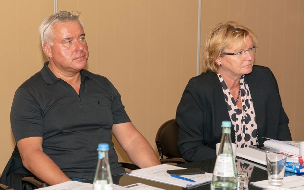 Heiko Schmalfuß (links) ist erneut zum Vorsitzenden des Motio-Netzwerkes gewäht worden. Wolfgang Leibig (nicht im Bild) wurde als stellvertrender Vorsitzender und Annette Hebbeler (rechts) als Finanzvorstand bestätigt.