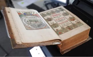 Druckvorstufe / Typografie: Die sehr gut erhaltene Original-Luther-Bibel, die jetzt mit einem Highend-Scanner der Firma Image Access (Wuppertal) digitalisiert wurde.