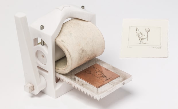 Die Druckerpresse aus dem 3D-Drucker von Martin Schneider macht den Hoch- und Tiefdruck für eine breite Öffentlichkeit zugänglich.