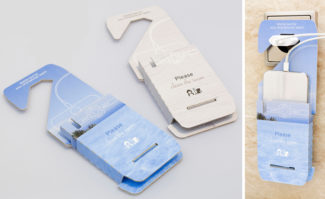 Der Verpackungsspezialist Thimm hat einen multifunktionalen Werbeartikel für die Hotelbranche entwickelt: Ladetasche und Türschild in einem und aus Wellpappe.