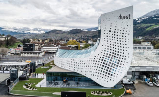 Durst hat seine neue Firmenzentrale in Brixen eröffnet. Das futuristische Gebäude soll den Wandel des Unternehmens hin zu einem hochintegrierten Prozess-Dienstleister symbolisieren.