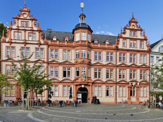 Das Gutenberg Museum in Mainz. Es zeigt den Altbau des Museums.
