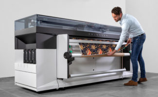 Large Format Printing: Die neue FLX-Finish-Technologie soll beim 64-Zoll-UVgel-Rollendrucker Océ Colorado 1650 sowohl Matt- als auch Hochglanzdrucke (unabhängig vom Druckmedium) ermöglichen.