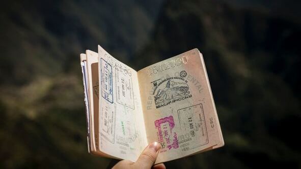 EIn Bildausschnitt der einen aufgeklappten Reisepass zeigt.