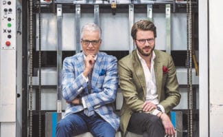 Kalenderproduktion: Wolfgang Rolla du Rosey und Huschke Rolla du Rosey (r.) leiten seit Anfang des Jahres gemeinsam die Geschicke der Terminic GmbH. Die Nachfolge bei dem Bremer Kalenderspezialisten ist anscheinend gut und von langer Hand geplant worden.