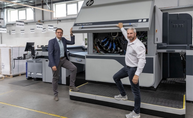 Jürgen Winkler (links), Director Operations bei der Onlineprinters GmbH, und Ralf Schraud, Bereichsleitung Digitaldruck/LFP/VOP bei der Onlineprinters Produktions GmbH, an der zweiten HP Indigo 100K, die noch im August in Neustadt an der Aisch installiert werden soll.