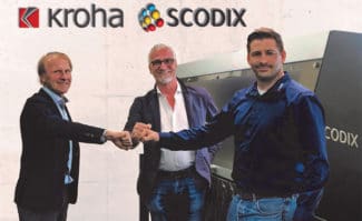 Druckveredelung: Die Scodix Ultra 1000 und 6000 passen sowohl von der Anwendungsbreite als auch formattechnisch (B1- und B2-Druckbogenformat) bestens in den Kroha-Druckveredelungs-Maschinenpark (v.l.): Dierk Schröder (Managing Director Kroha), Franz Repp (Scodix-Verkaufsleiter DACH-Region) und Kroha-Werksleiter Florian Guggenbichler.
