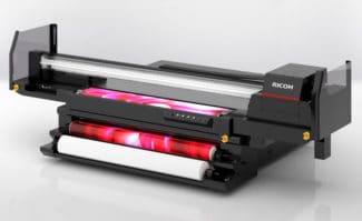 Ab 1. Januar 2021 in Europa erhältlich: Der neue UV-Hybrid-Flachbettdrucker Ricoh Pro TF6251 verarbeitet starre Medien und Rollenmaterial.