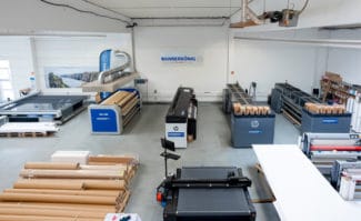 Online-Druckerei: Blick in den Produktionssaal bei Bannerkönig. Hier sind bereits einige Latexdrucker HP 3600 im Einsatz.