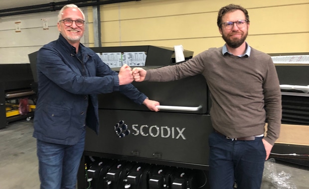 Druckveredelung: Franz Repp, Scodix Sales Director DACH (links), mit Chief Marketing Officer Sven Binder (Sendmoments GmbH) vor der neuen Scodix Ultra 3000.