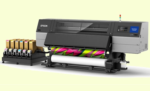 Der Epson Surecolor SC-F10000H ermöglicht den Einsatz zweier unterschiedlicher Tintensets: entweder CMYK + fluoreszierend Pink und Gelb oder CMYK + LM + LC. Das Large Format Printing-System soll ab Juli 2021 im qualifizierten Fachhandel verfügbar sein.