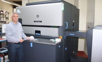 Mit der Ersatzinvestition in eine HP Indigo 7K hat der Münchner Printmediendienstleister Wenzel GmbH seine Anwendungsbreite in Sachen Farbigkeit und Substrate weiter ausgebaut (im Bild: Wenzel-Prokurist Ludwig Schrettenbrunner).