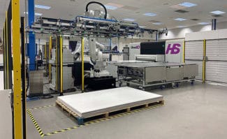 Large Format Printing: Das Highend-Großformatdrucksystem Onset X HS von Fujifilm und Inca Digital kann ab sofort mit Roboter-basierter Automationstechnik für die Produktion hoher Auflagen ausgestattet werden.