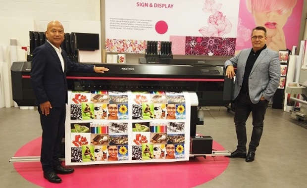 Large Format Printing: Managing Director Mitsuo Takatsu (links) begrüßt Frank Schenk neu im Vertriebsteam von Mutoh Europe.