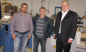 Druckindustrie: Die Geschäftsführer Jens und Holger Schöneis (von links) ließen sich bei der Entwicklung eines neuen ergänzenden Geschäftsmodells von Helmar-Schmidt-Geschäftsführer Jens Liebetreu beraten.
