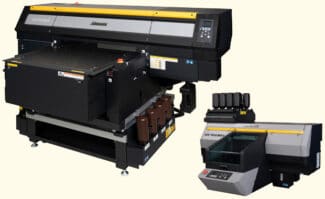 Die brandneuen UV-LED-Inkjet-Drucker für den industriellen Direktdruck aus dem Hause Mimaki Europe: der UJF-7151 plusII (links) und der UJF-3042 MkII e.