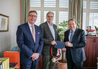 Rainer Rindfleisch und Uli Kern ehren Ulrich Hein.