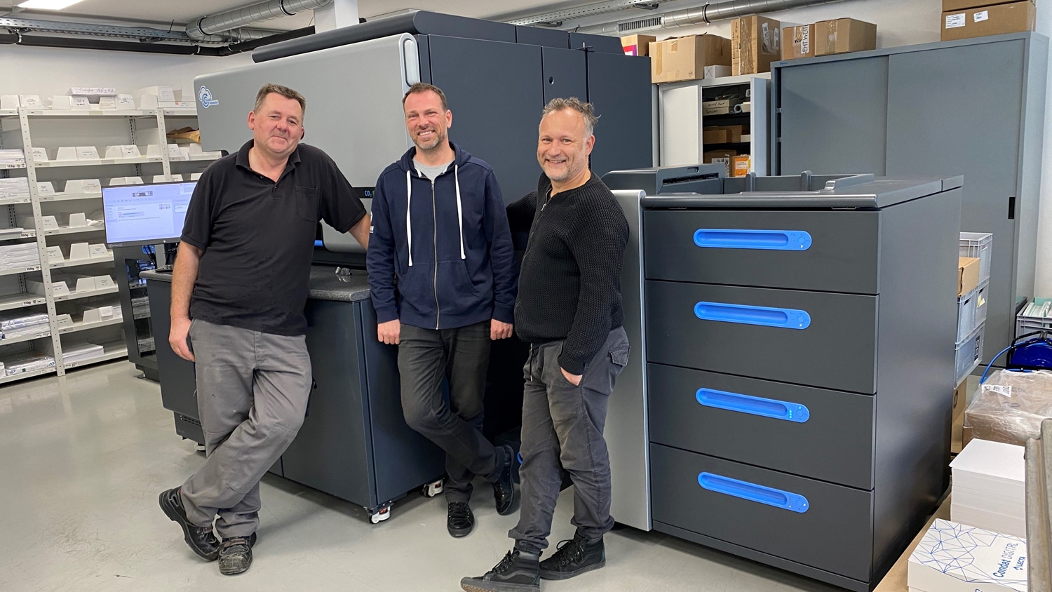 Vor der neuen Digitaldruckmaschine(v.l.n.r.): Christoph Czypek, Roco Druck; Marco Traue, HP; Nael El Nahawi, Roco Druck.