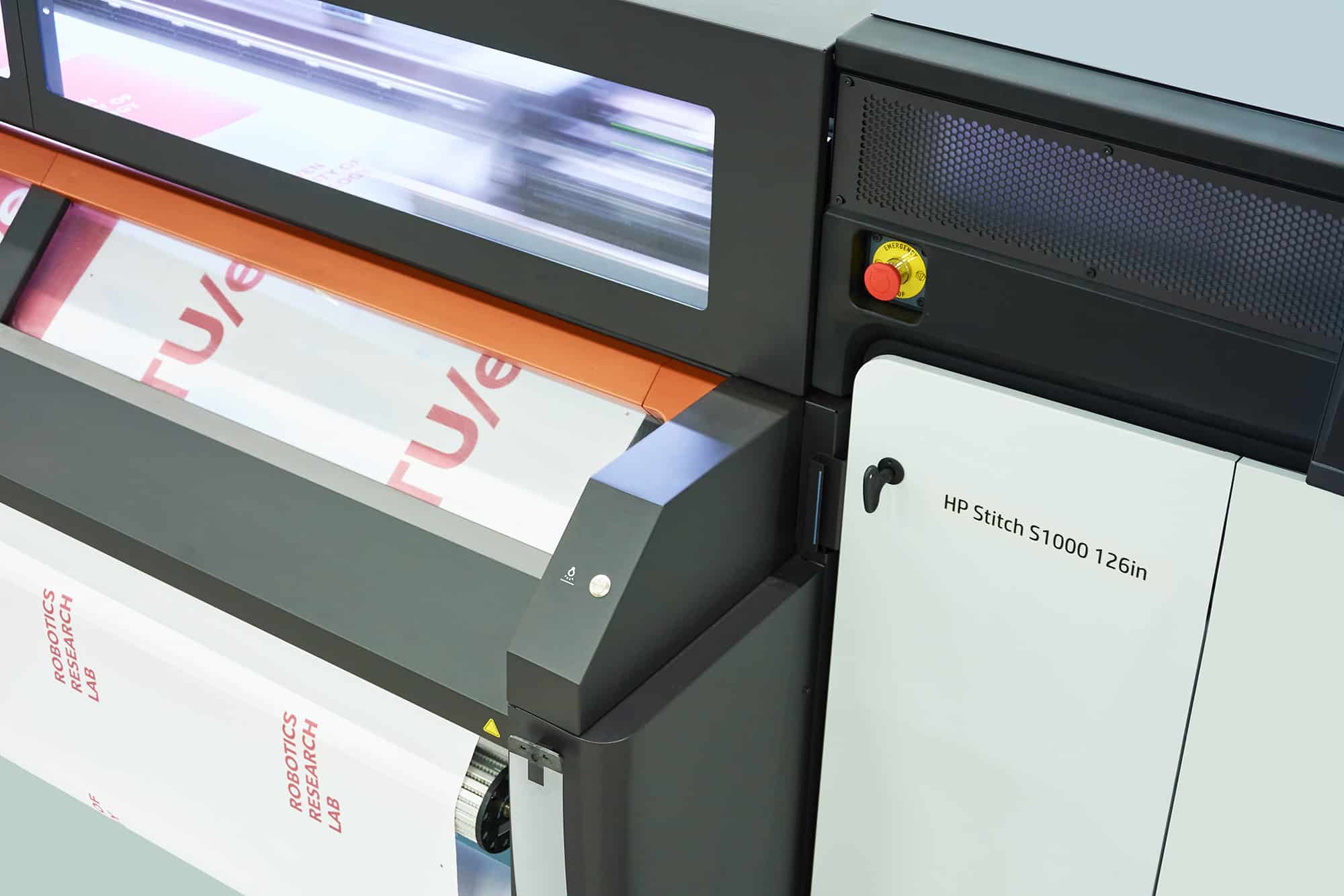 Ein Drucker HP Stitch S1000 sowie ein Sublimations- und Fixierkalander Klieverik GTC101-3500 zum Fixieren von bedruckten Textilien