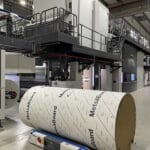 Durch das automatisierte Transport- und Schälsystem „iPrep“ werden am Produktionsstandort Greven Abfälle in der Produktion von Papierverpackungen eingespart.