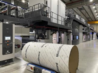 Durch das automatisierte Transport- und Schälsystem „iPrep“ werden am Produktionsstandort Greven Abfälle in der Produktion von Papierverpackungen eingespart.