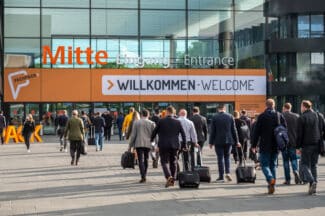 Besucher auf dem Weg zur Fackpack.