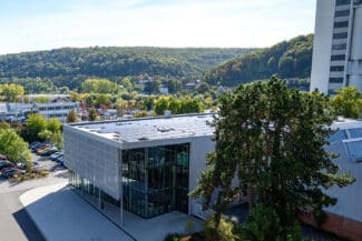 Eine neue Photovoltaikanlage auf dem Dach des Customer Technology Centers von Koenig & Bauer erzeugt jährlich rund 200.000 kWh Strom.