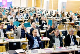 Abstimmung bei der Jahreshauptversammlung des Verbands Druck und Medien Bayern (VDMB).