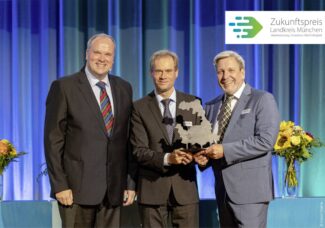 Feierliche Auszeichnung: Landrat Christoph Göbel überreicht den Zukunftspreis an Dr. Thomas Gulden (Leiter Umwelt- und Arbeitsschutz) und Wolfgang Bonnet (Leiter Facility Management).