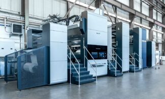 Mit den Maschinen der Rotajet-Baureihe bietet Koenig & Bauer eine Rollen-Inkjetmaschine für unterschiedliche Branchen, unter anderem den Dekordruck, an.