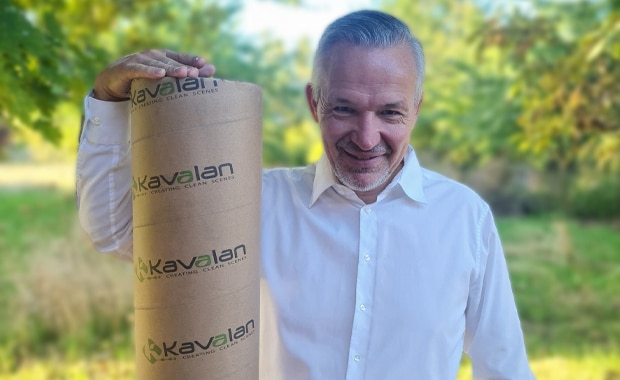 Large Format Printing: André Kapsa, Geschäftsführer von com2C, mit PVC-freiem Bannermaterial der Marke Kavalan