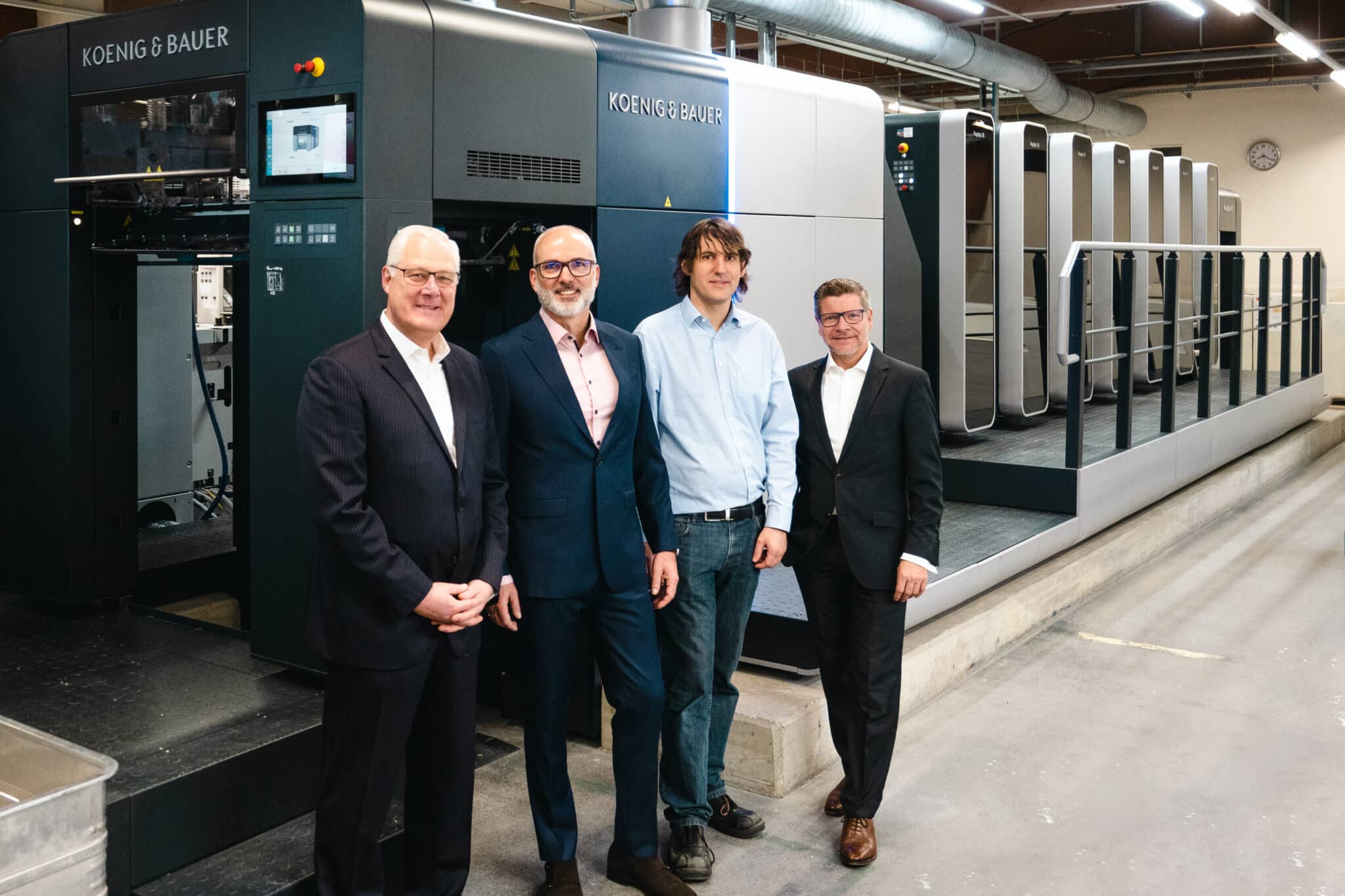Über die neue Maschine in Norderstedt freuen sich (v.r.n.l.) CEO Dr. Frank Hornung, Plant Manager Simon Wallmann, COO Christian Schumacher, und Ralf Engelhardt (Vertrieb Koenig & Bauer Deutschland).