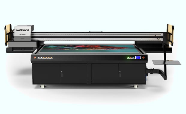 Large Format Printing: der neue LED-UV-Flachbettdrucker EU-1000MF von Roland DG