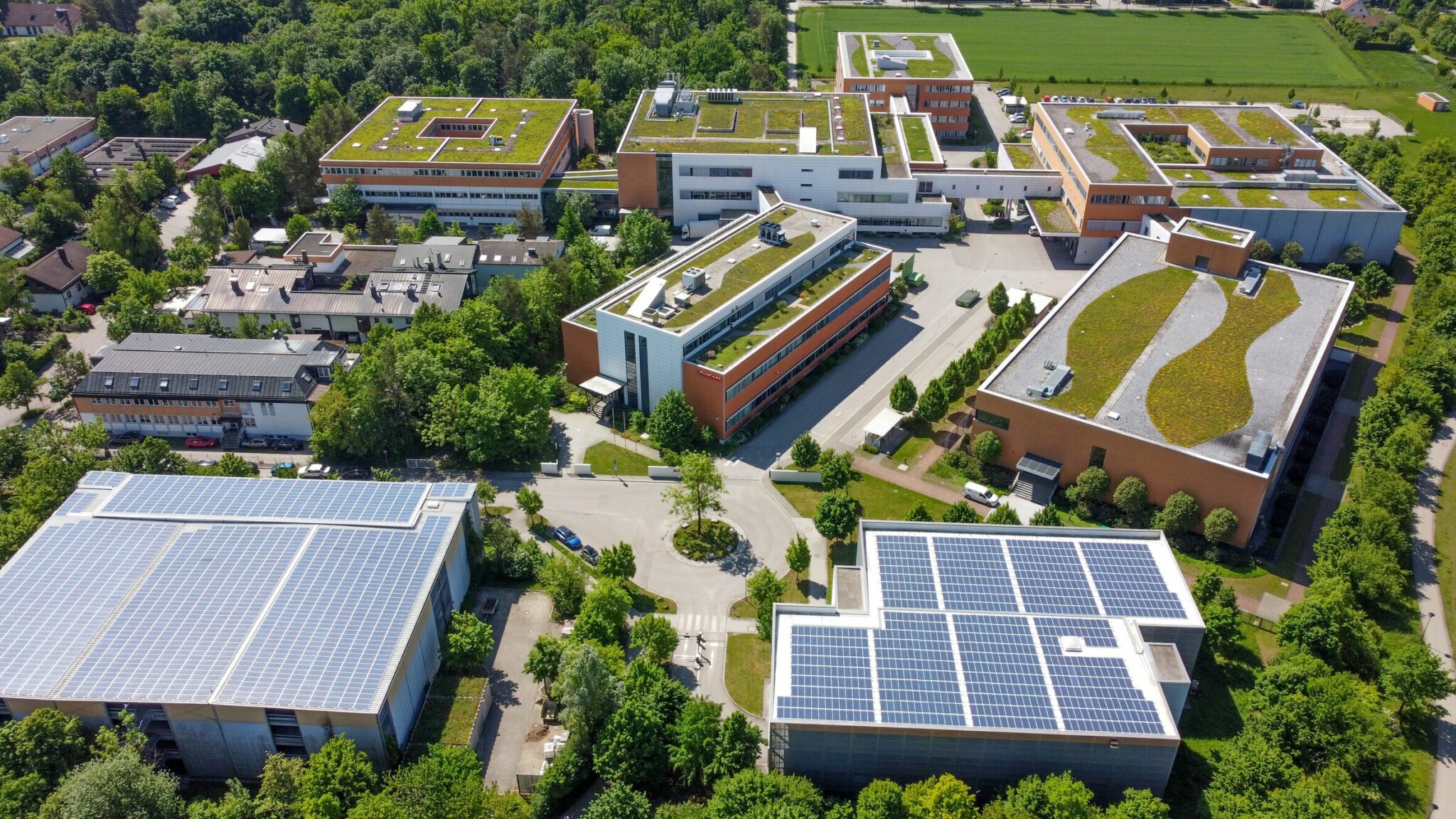 Mit Maßnahmen wie Photovoltaikanlagen auf den Parkhausdächern reduziert die Schreiner Group bereits seit Jahren ihren CO2-Ausstoß.