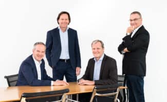 Dr. Rüdiger Schmidt mit Adrian und Christian Meister sowie Roland Ort als neues Team der Buchbinderei Conzella (von links).