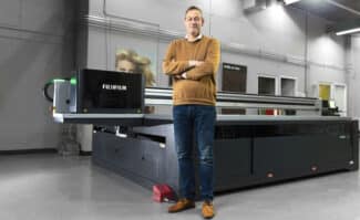 A1 Signs-Gründer und -Inhaber Jan Carel Schepenaar vor seinem neuen digitalen Großformatdruck-System Fujifilm Acuity Prime L