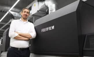 German Brodbeck, Co-CEO der Ebro Color GmbH, vor seiner Fujifilm Jet Press 720S