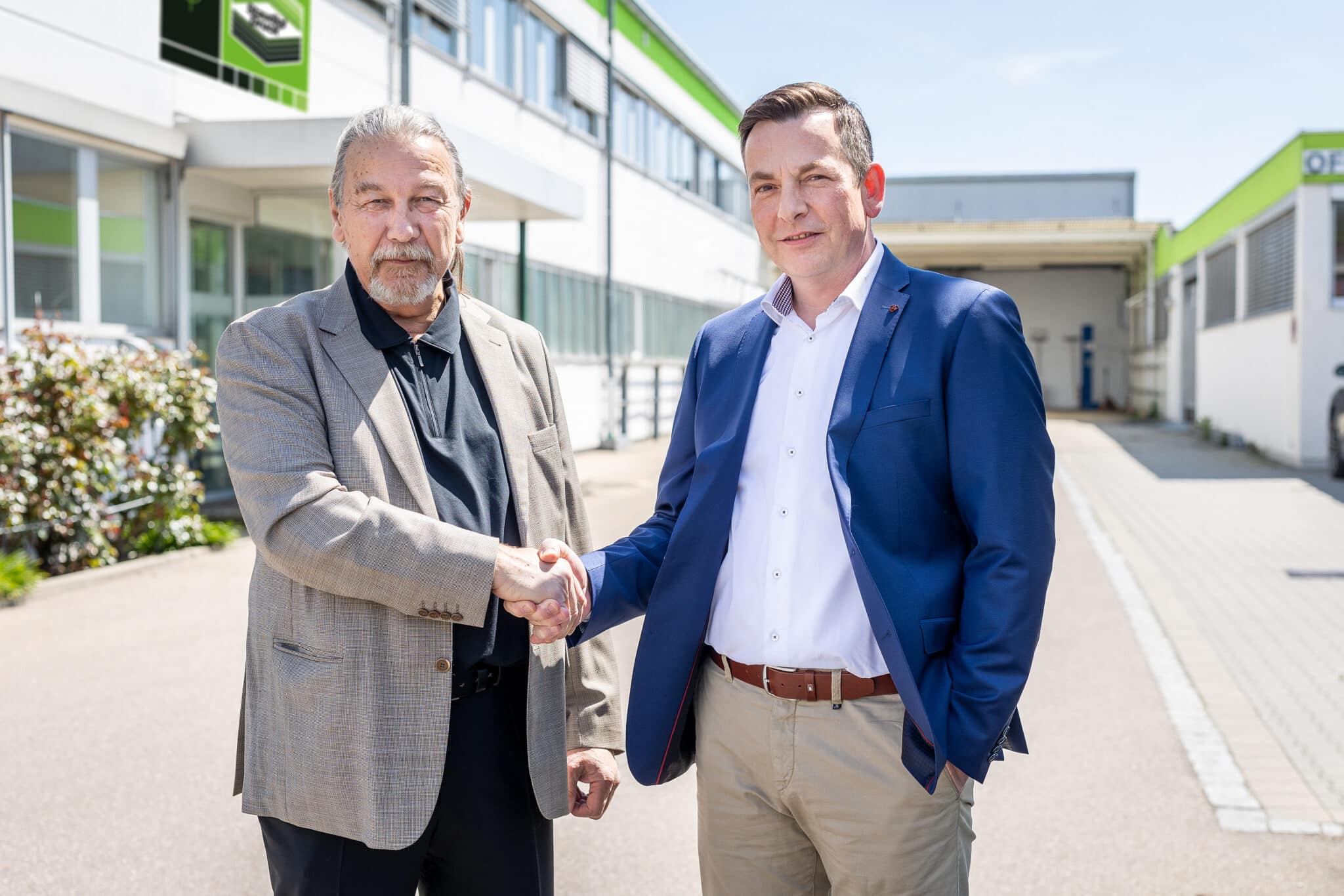 Der geschäftsführende Gesellschafter der Staudigl-Druck GmbH & Co. KG, Peter Mehrer (li.), gratuliert Jochen Müller zur Berufung als Geschäftsführer.